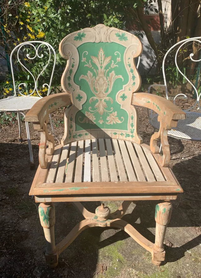 Fauteuil à entretoise en bois peint