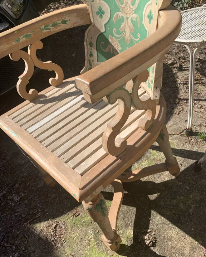 Fauteuil à entretoise en bois peint