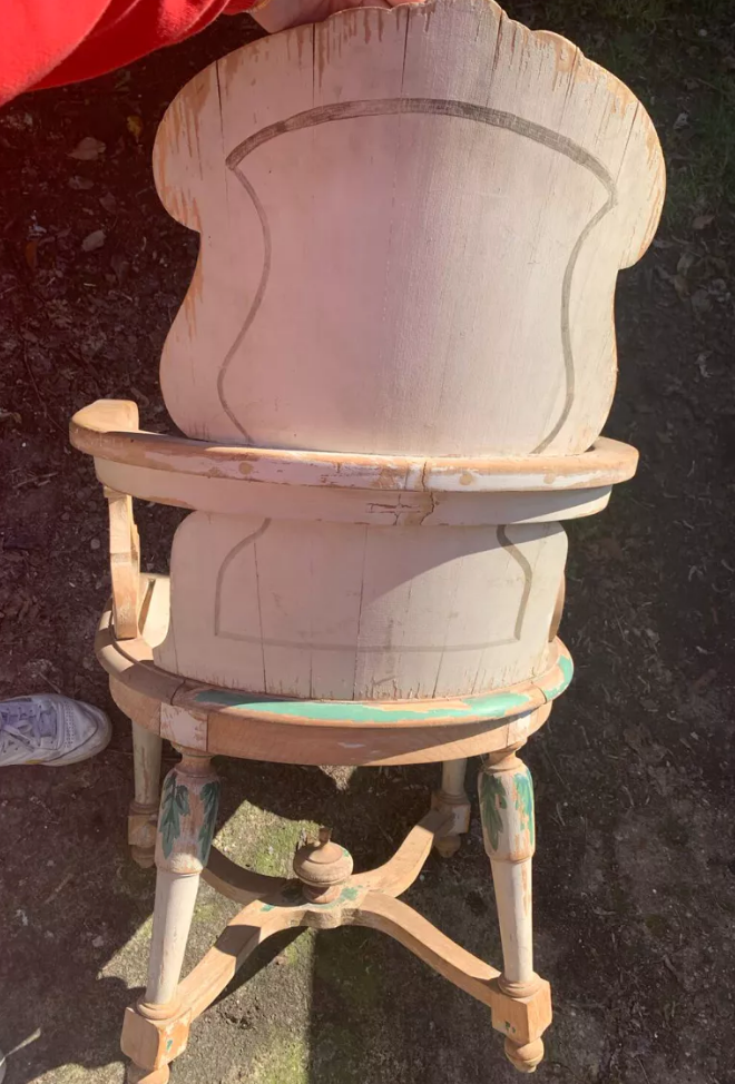 Fauteuil à entretoise en bois peint