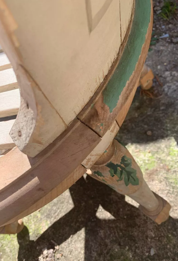 Fauteuil à entretoise en bois peint