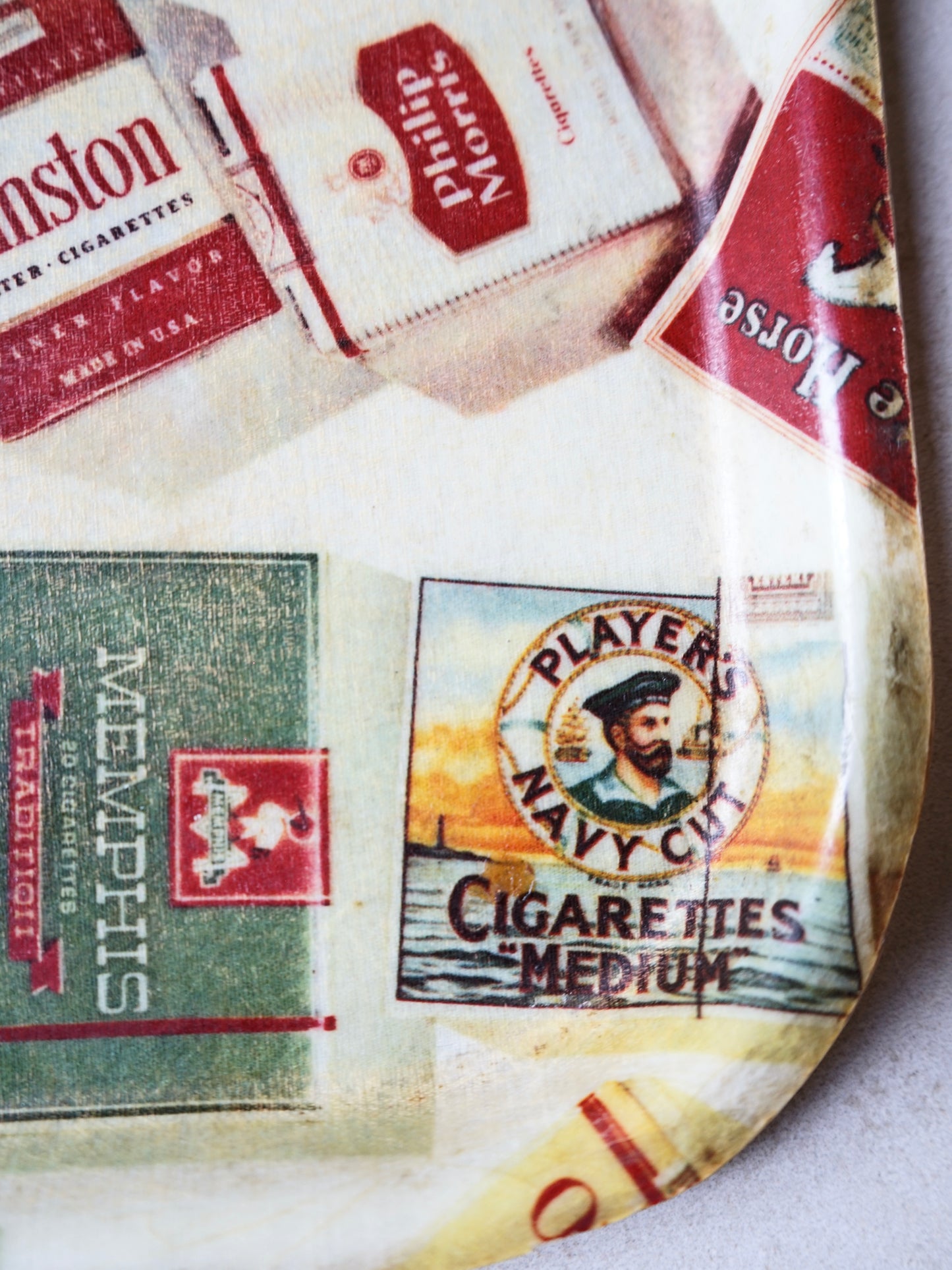 Plateau à décor de paquets de cigarettes