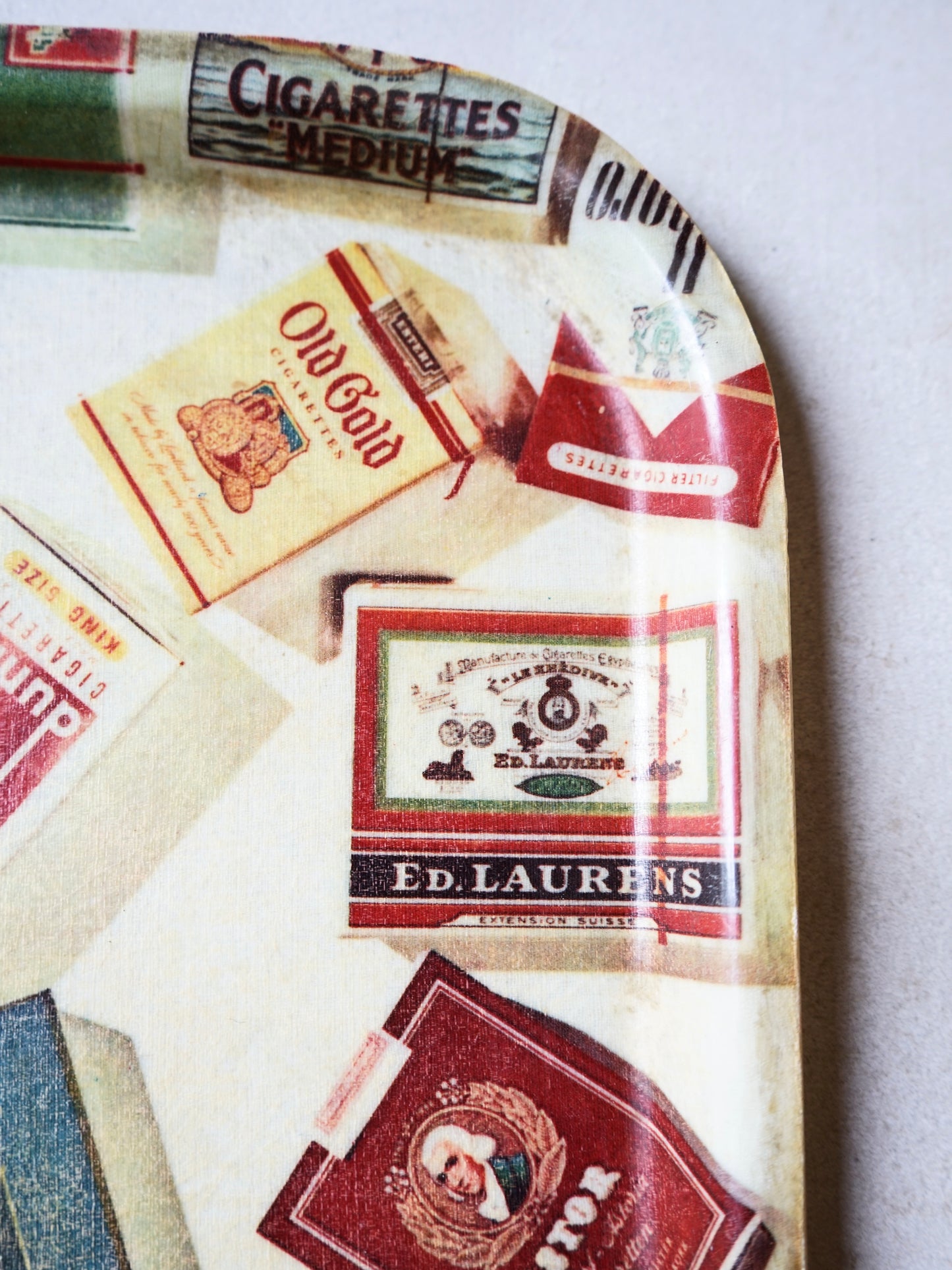 Plateau à décor de paquets de cigarettes