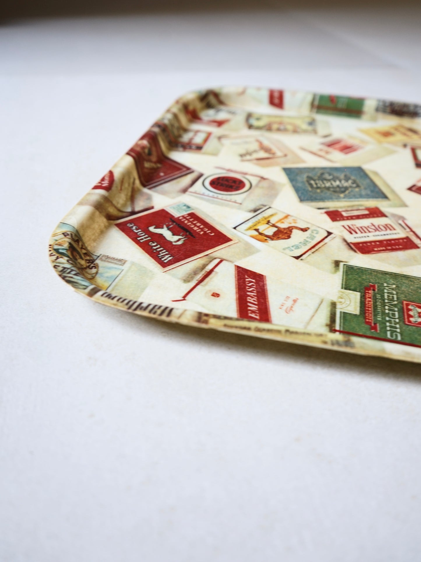 Plateau à décor de paquets de cigarettes