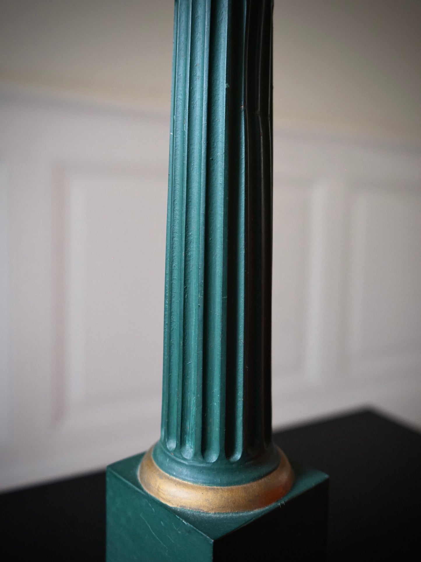 Lampe à poser en forme de colonne cannelée en métal vert et doré.