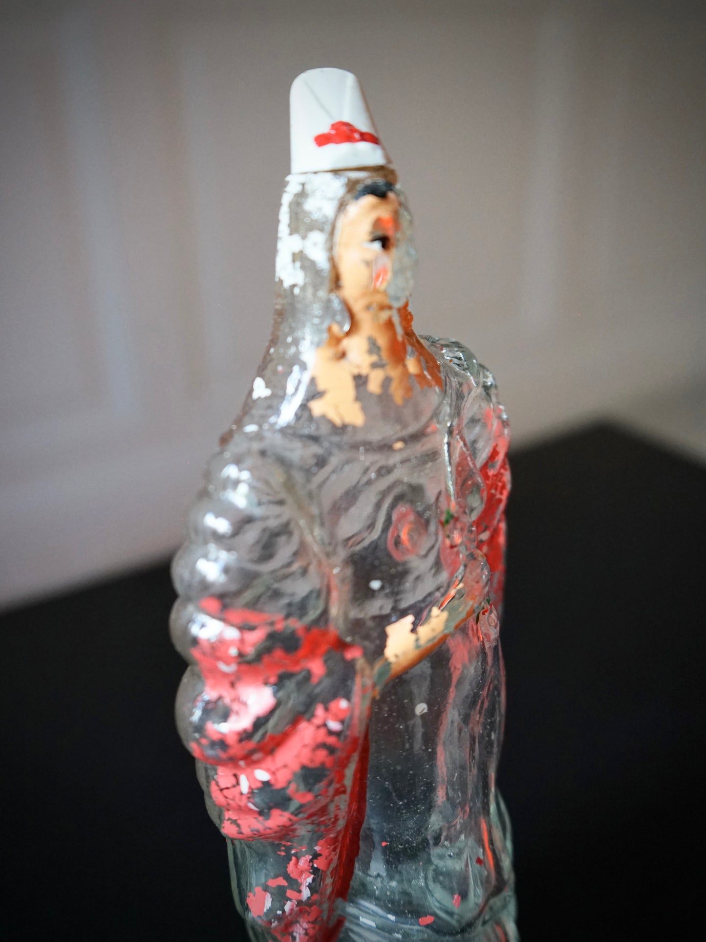 Paire de bouteilles en verre représentant un Torero et une Espagnole.