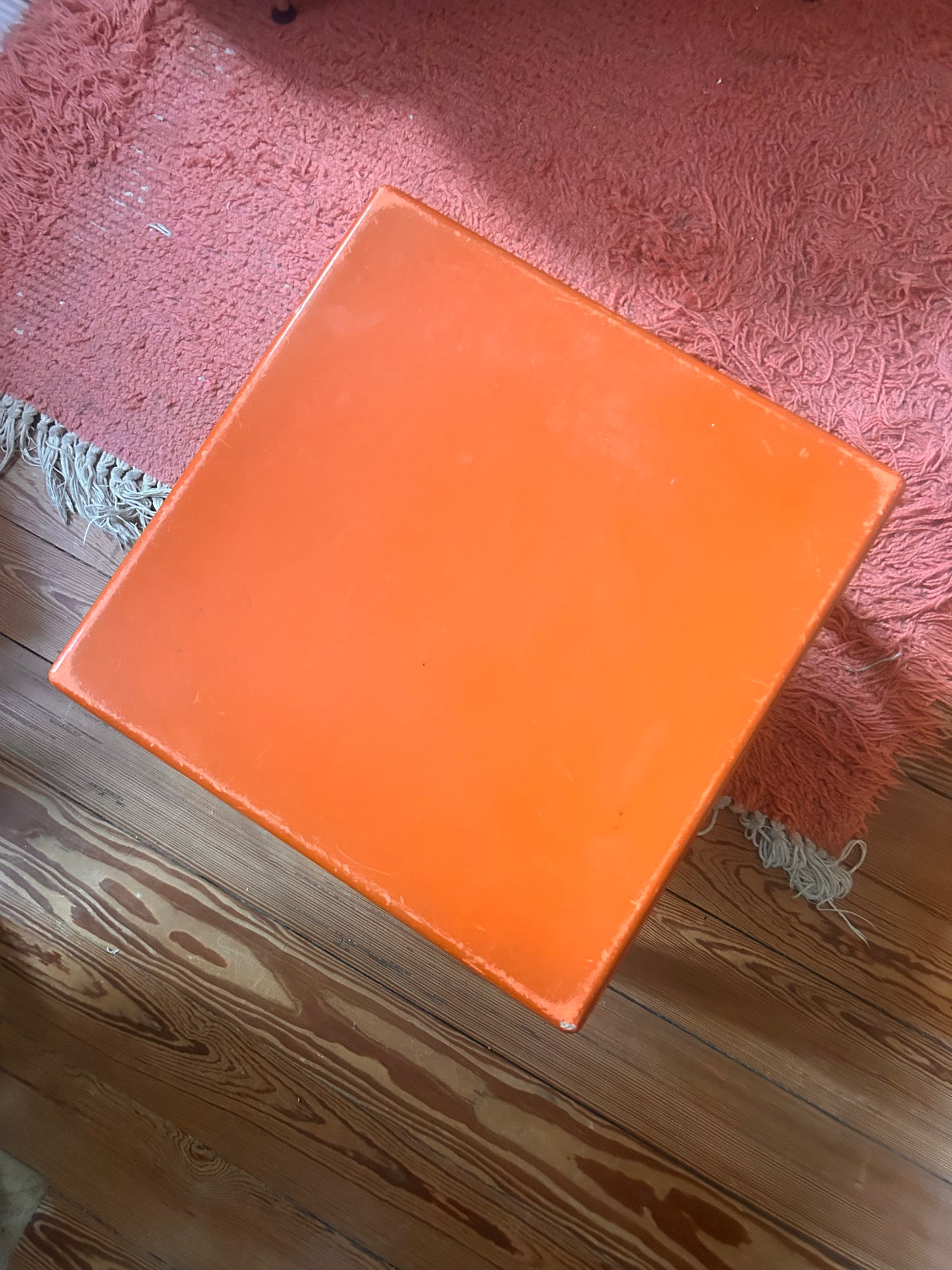 Table d'appoint Prisunic en fibre de verre orange.
