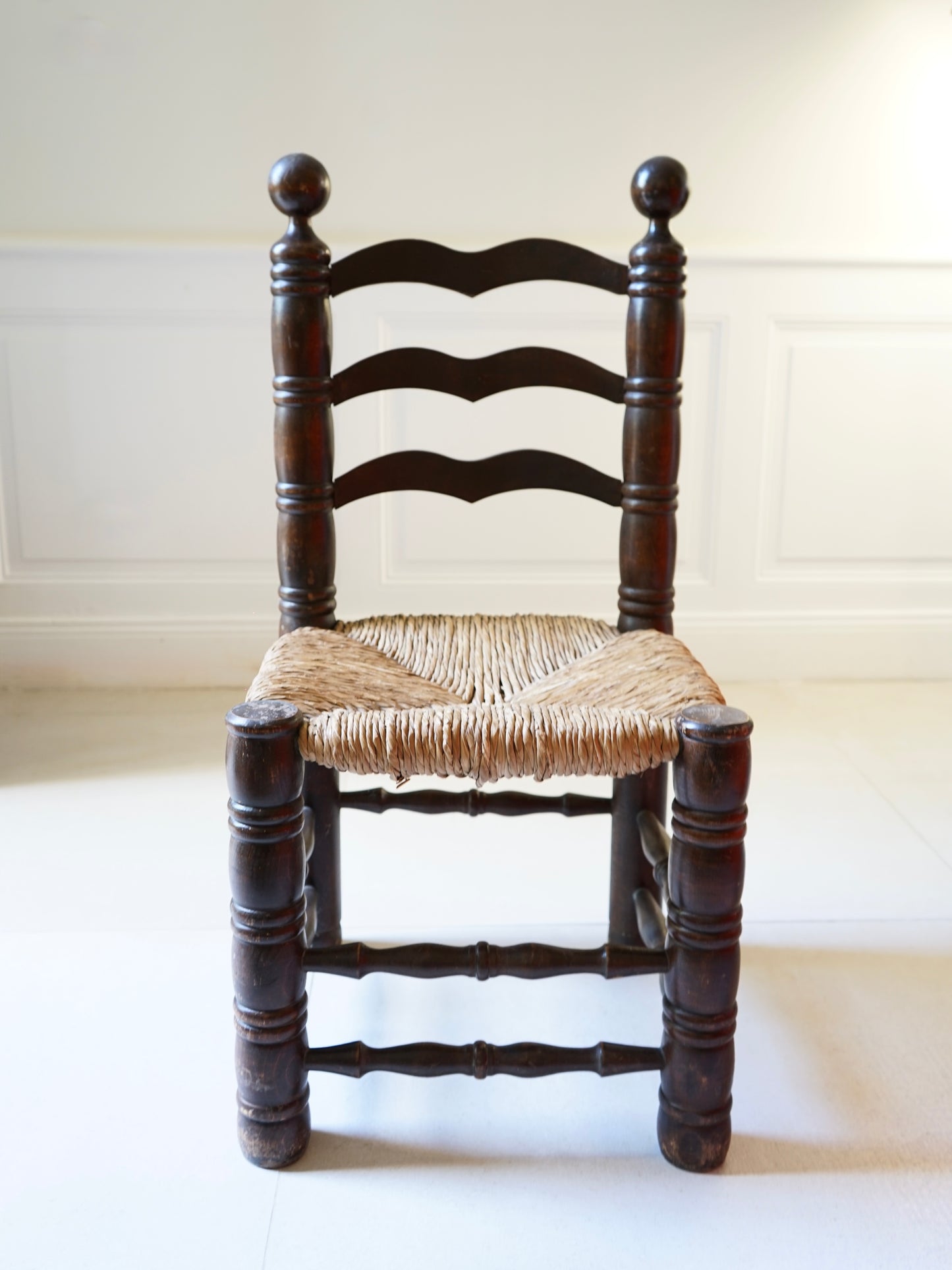 Paire de chaises en chêne et jonc.