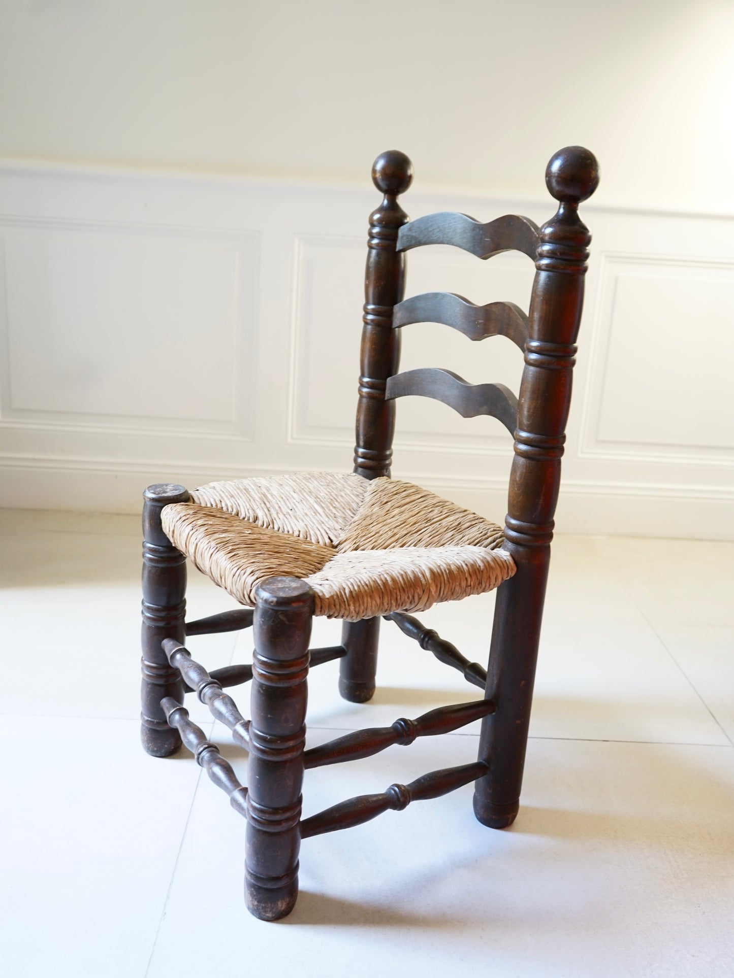 Paire de chaises en chêne et jonc.