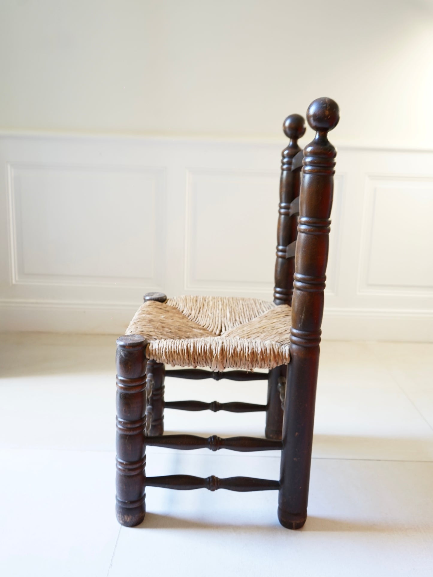 Paire de chaises en chêne et jonc.