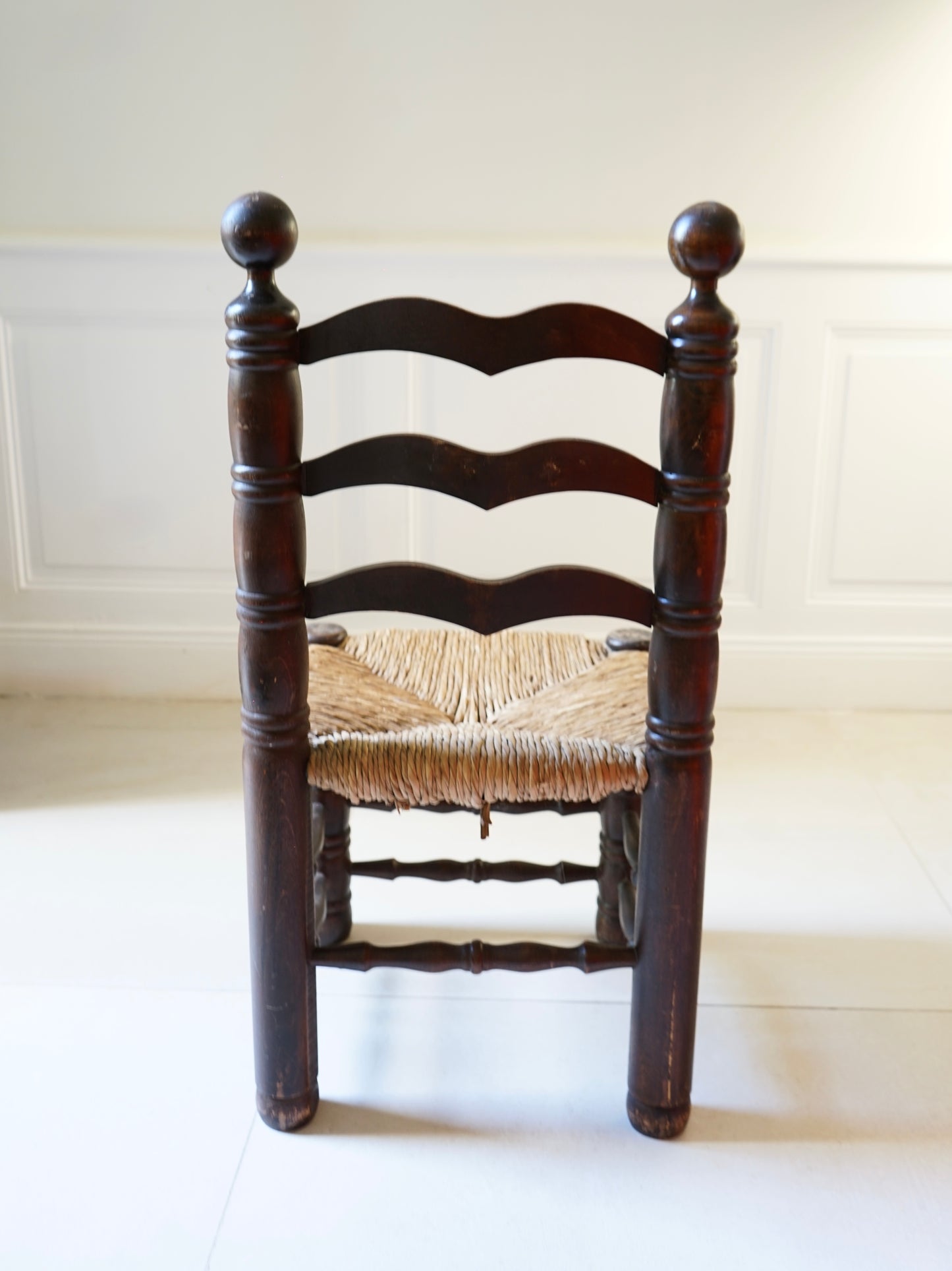 Paire de chaises en chêne et jonc.