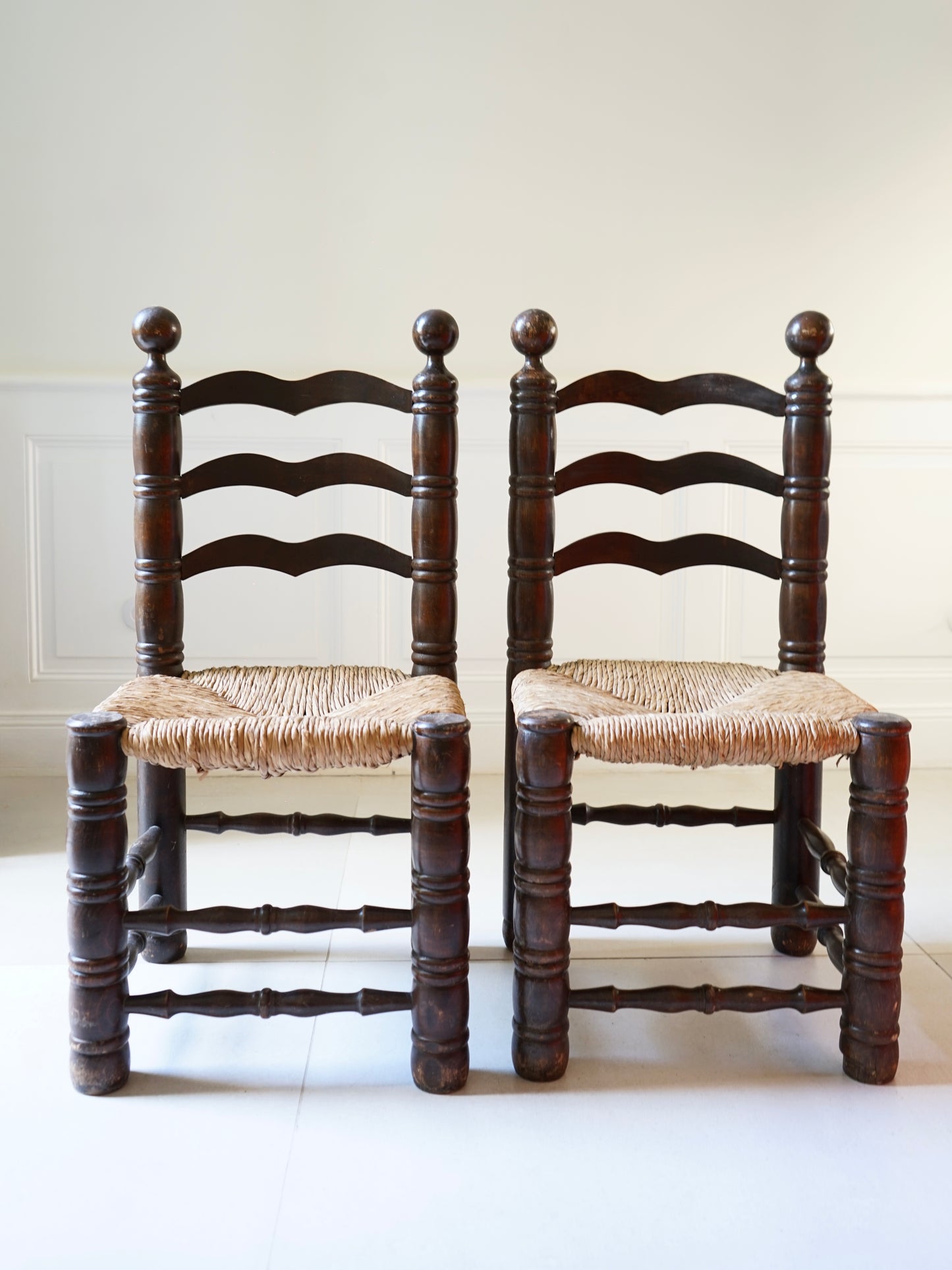 Paire de chaises en chêne et jonc.