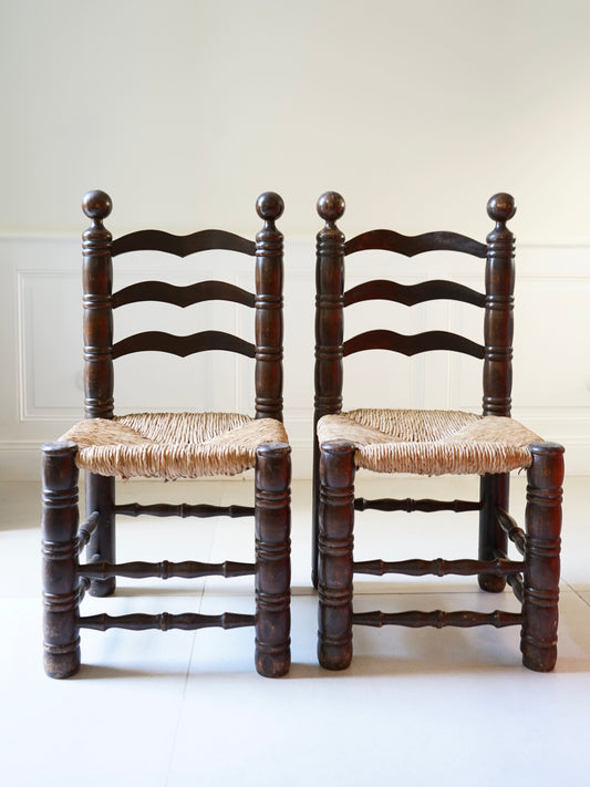 Paire de chaises en chêne et jonc.