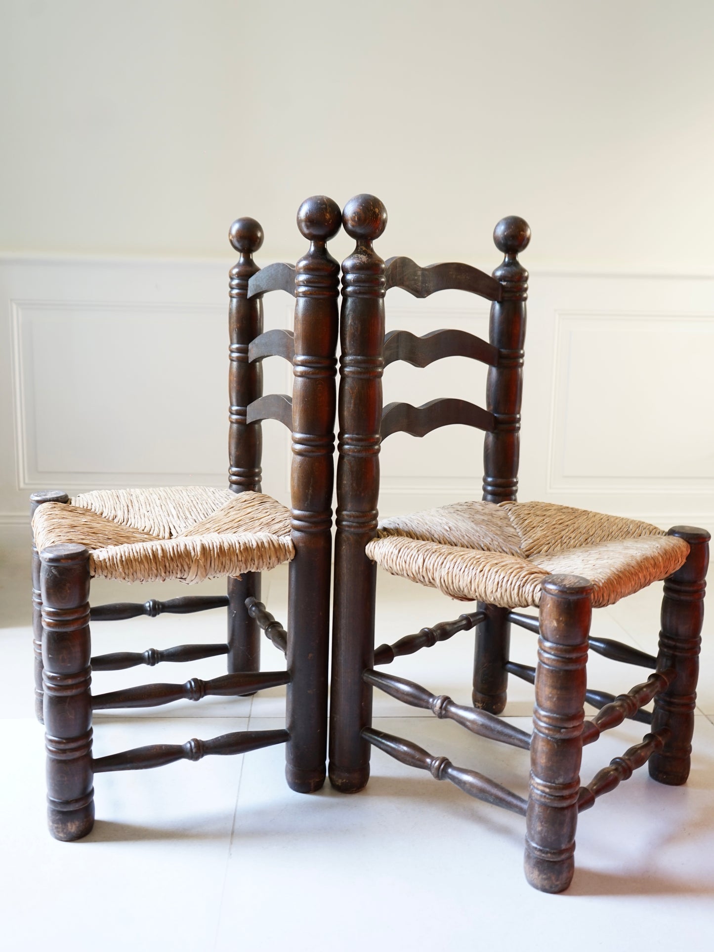 Paire de chaises en chêne et jonc.