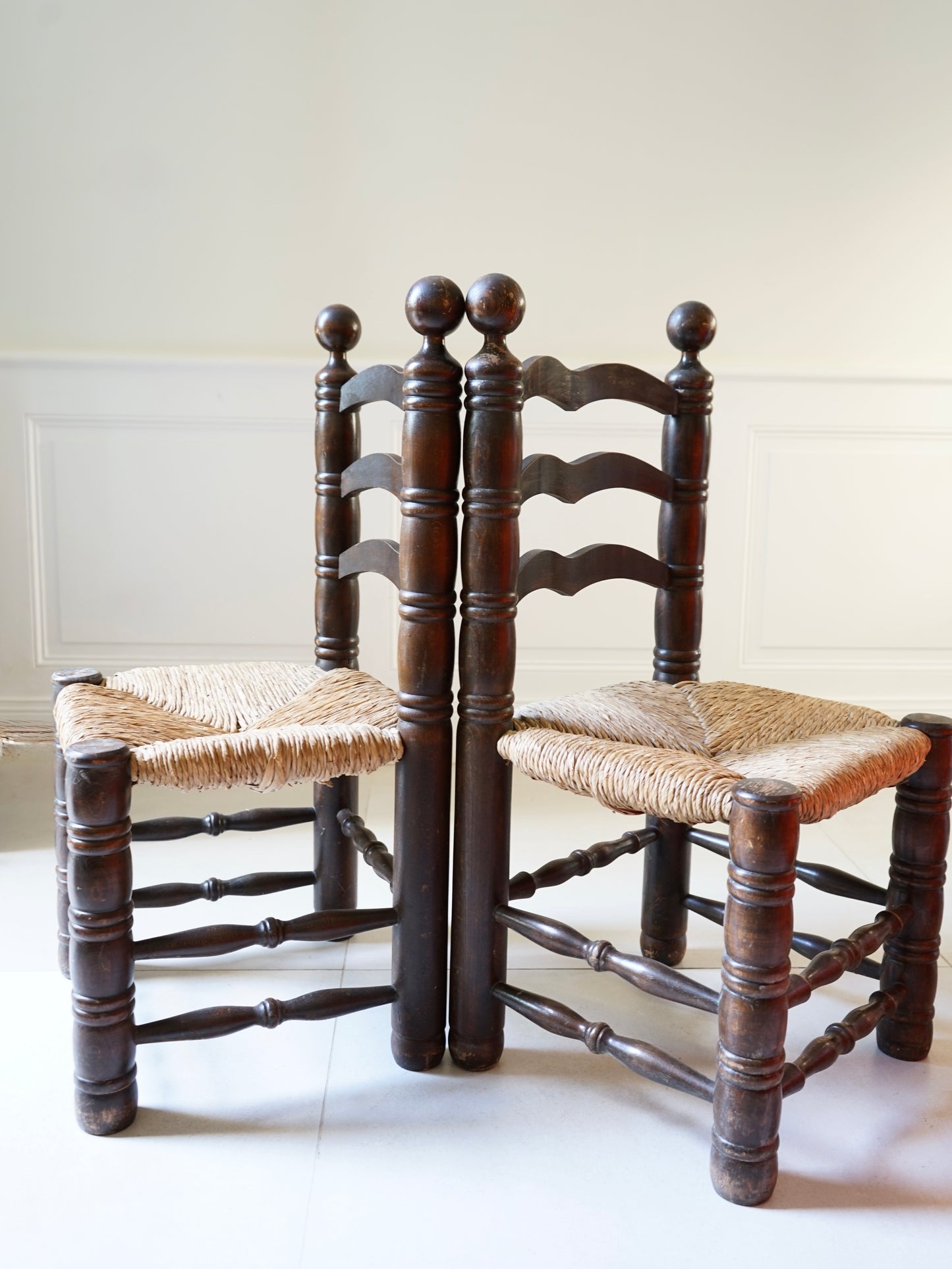 Paire de chaises en chêne et jonc.