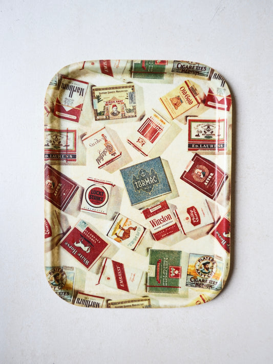 Plateau à décor de paquets de cigarettes