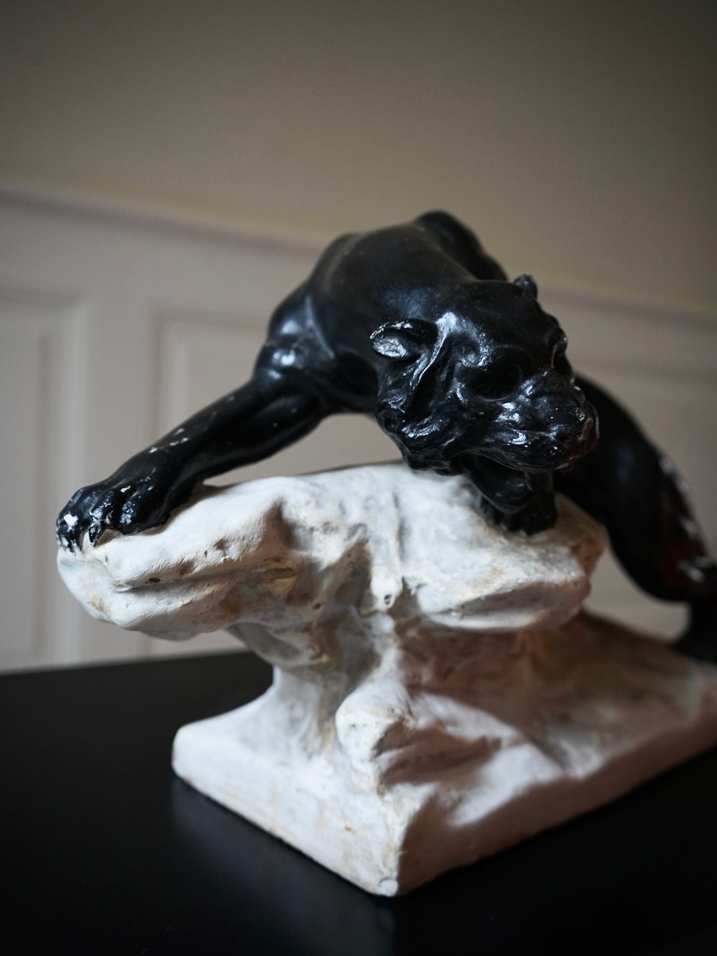 Panthére noire rugissant sur une crête.