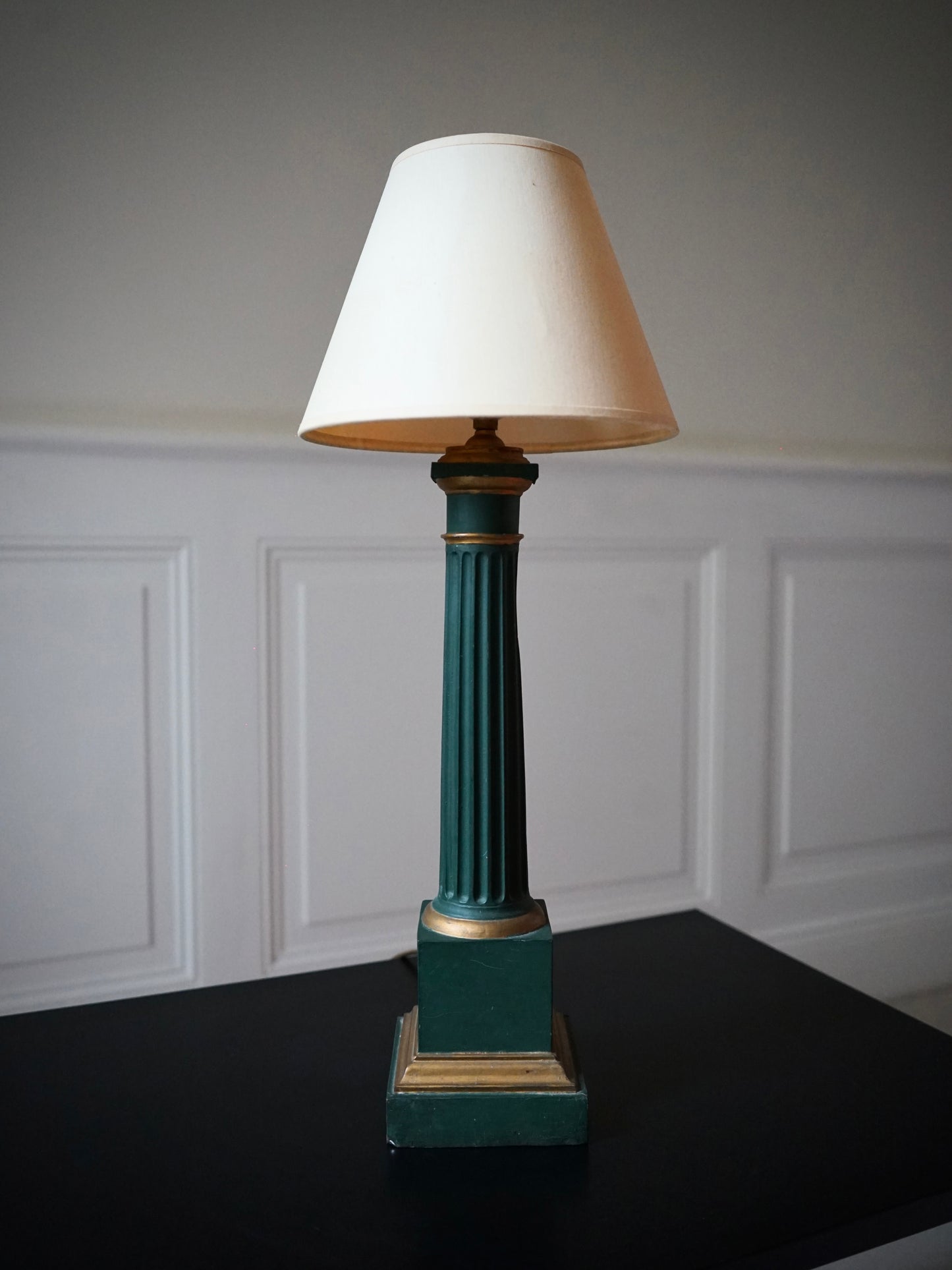 Lampe à poser en forme de colonne cannelée en métal vert et doré.
