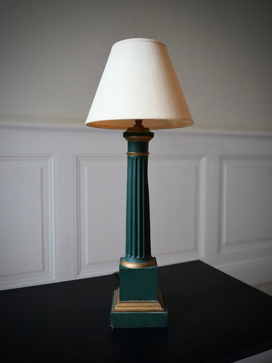 Lampe à poser en forme de colonne cannelée en métal vert et doré.
