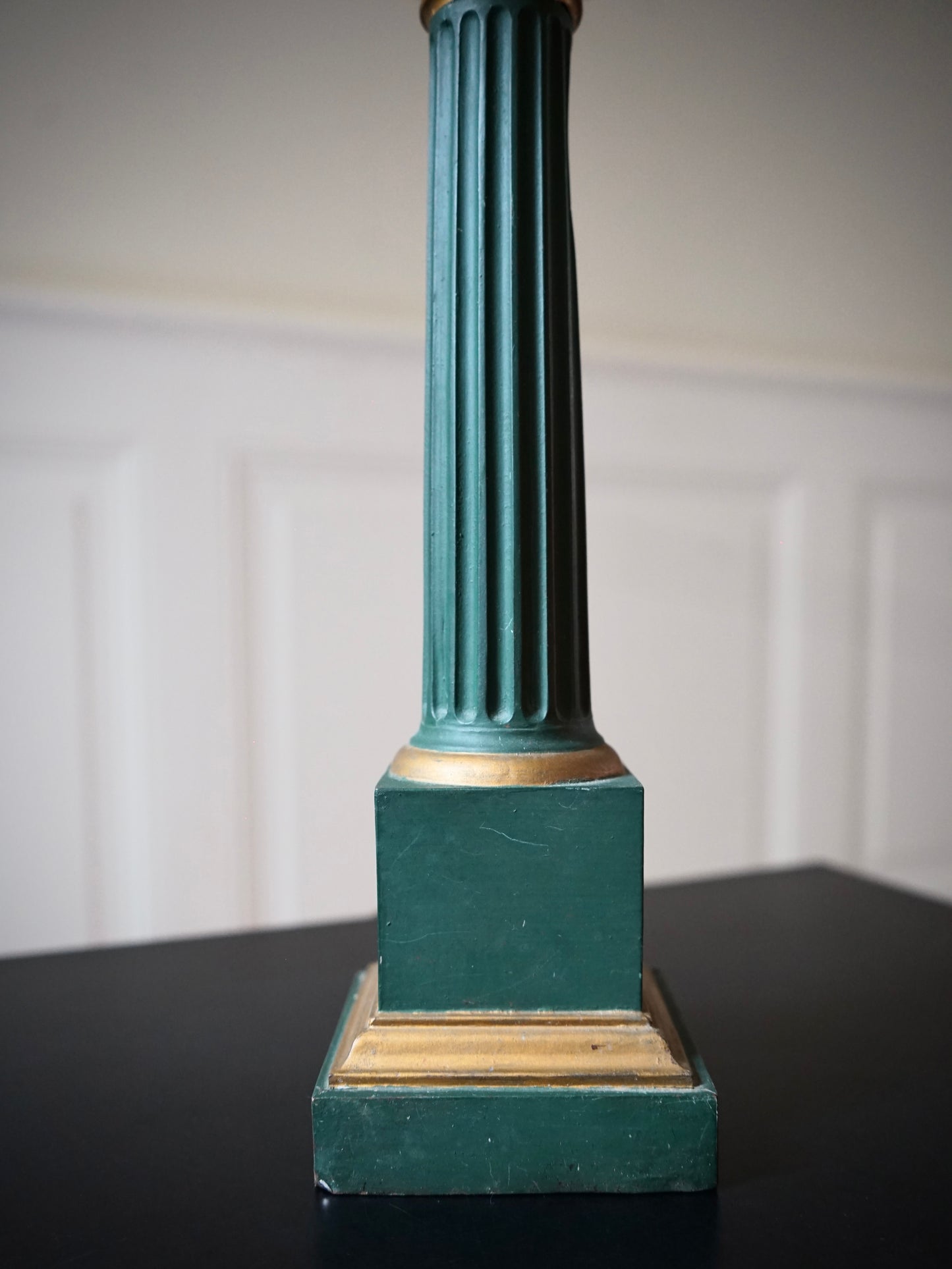 Lampe à poser en forme de colonne cannelée en métal vert et doré.