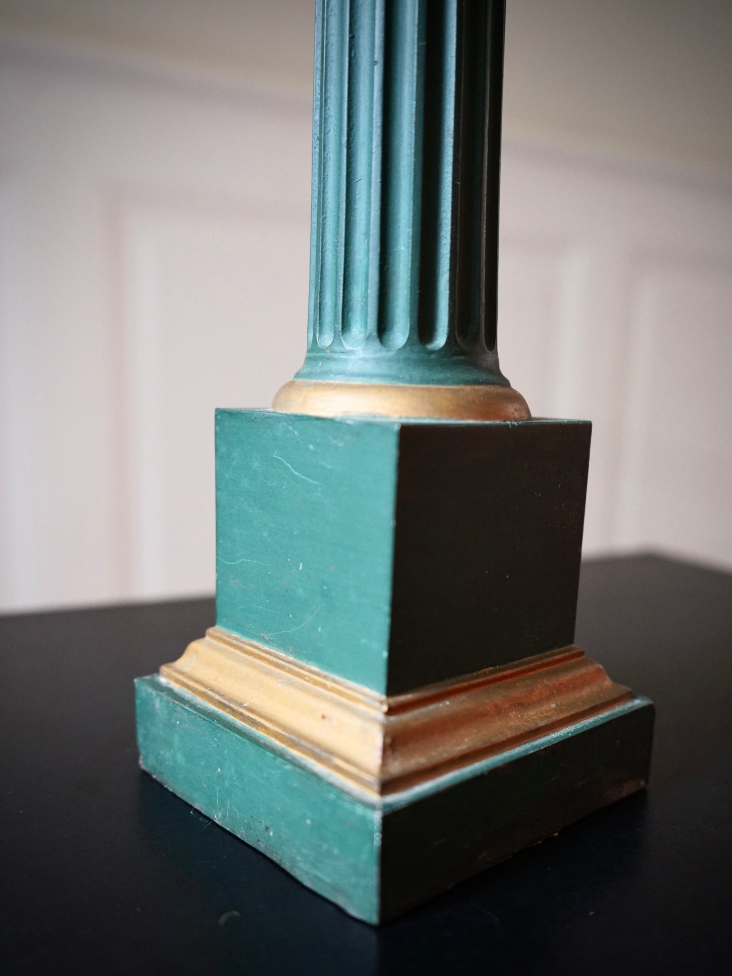 Lampe à poser en forme de colonne cannelée en métal vert et doré.