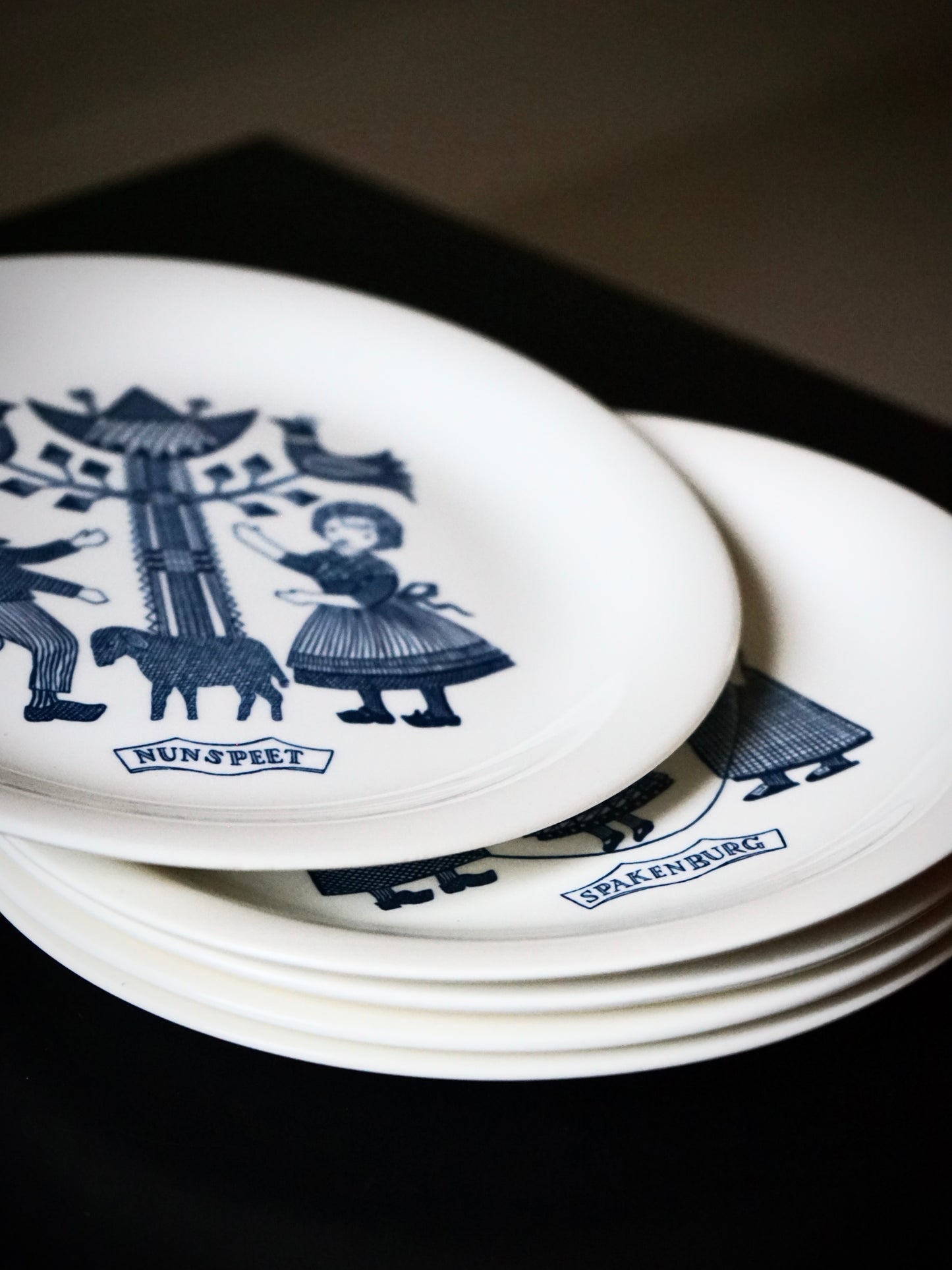 Lot de 5 assiettes vintage en porcelaine Royal Sphinx Maastricht.