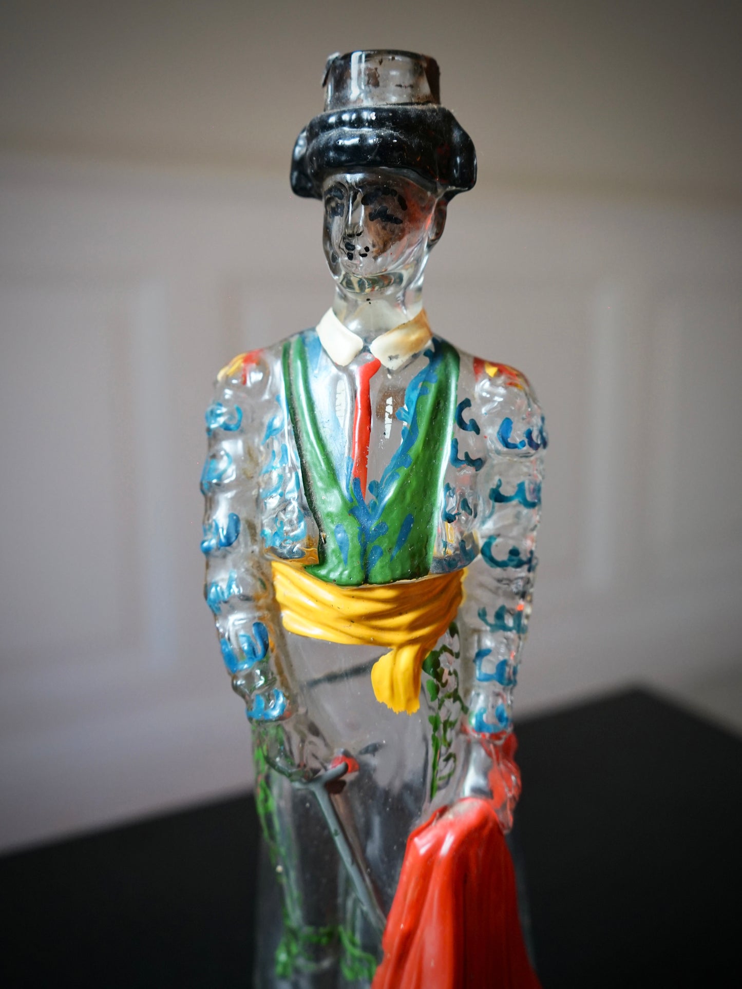 Paire de bouteilles en verre représentant un Torero et une Espagnole.