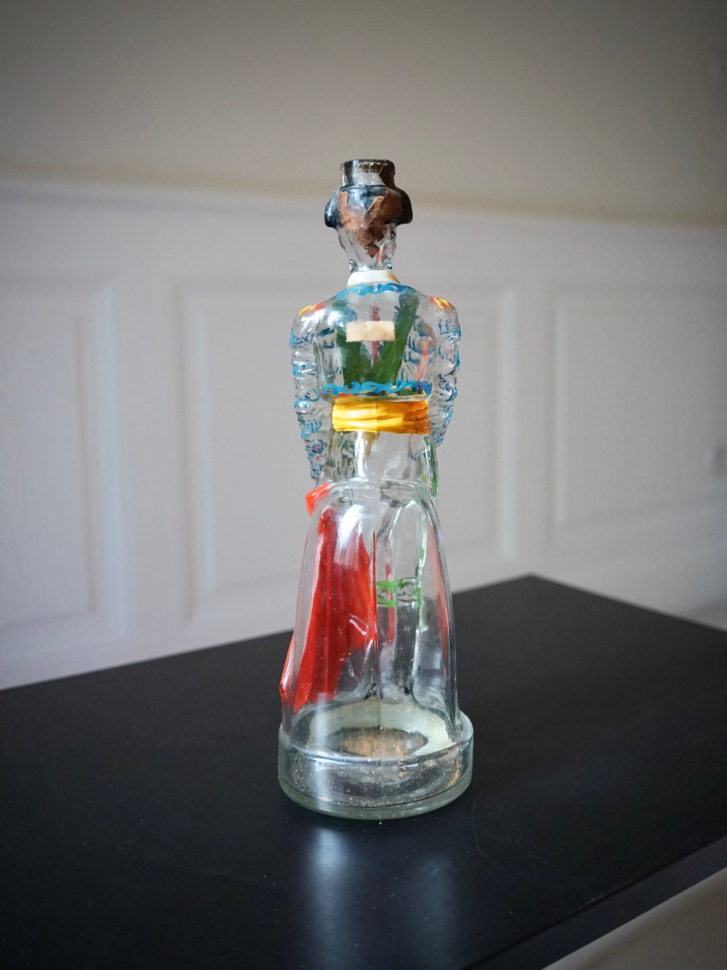 Paire de bouteilles en verre représentant un Torero et une Espagnole.
