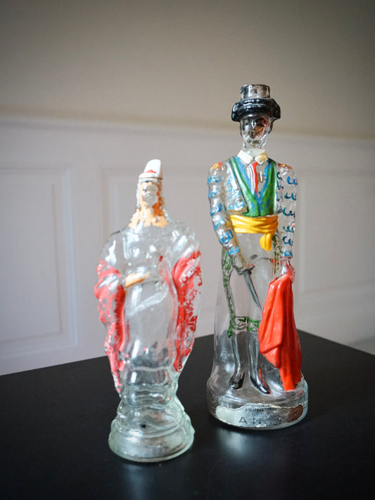 Paire de bouteilles en verre représentant un Torero et une Espagnole.