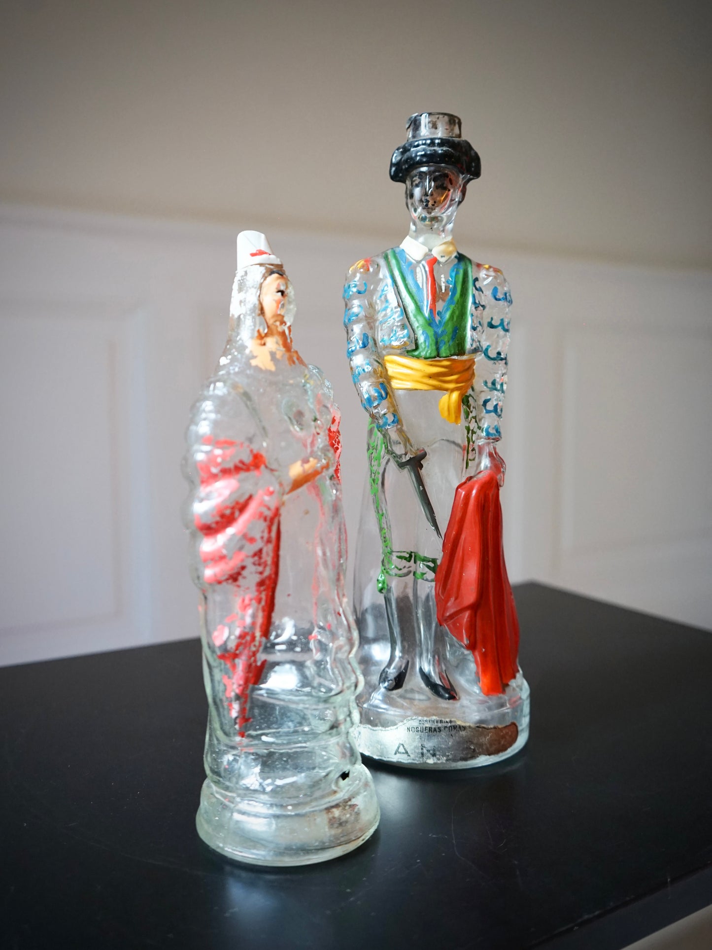 Paire de bouteilles en verre représentant un Torero et une Espagnole.