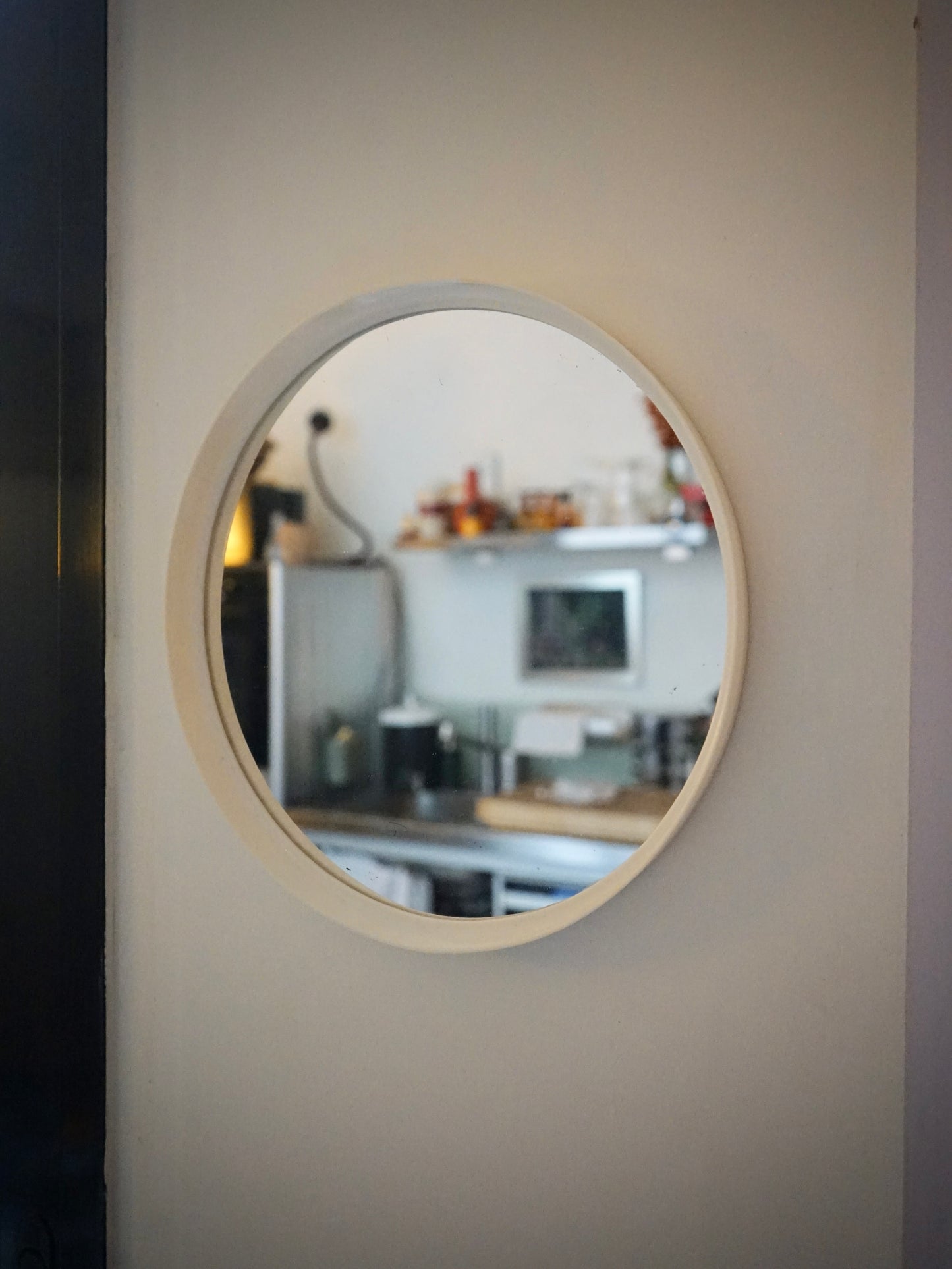 Miroir en plastique blanc années 60.