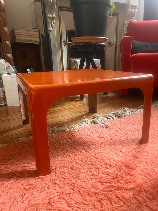 Table d'appoint Prisunic en fibre de verre orange.