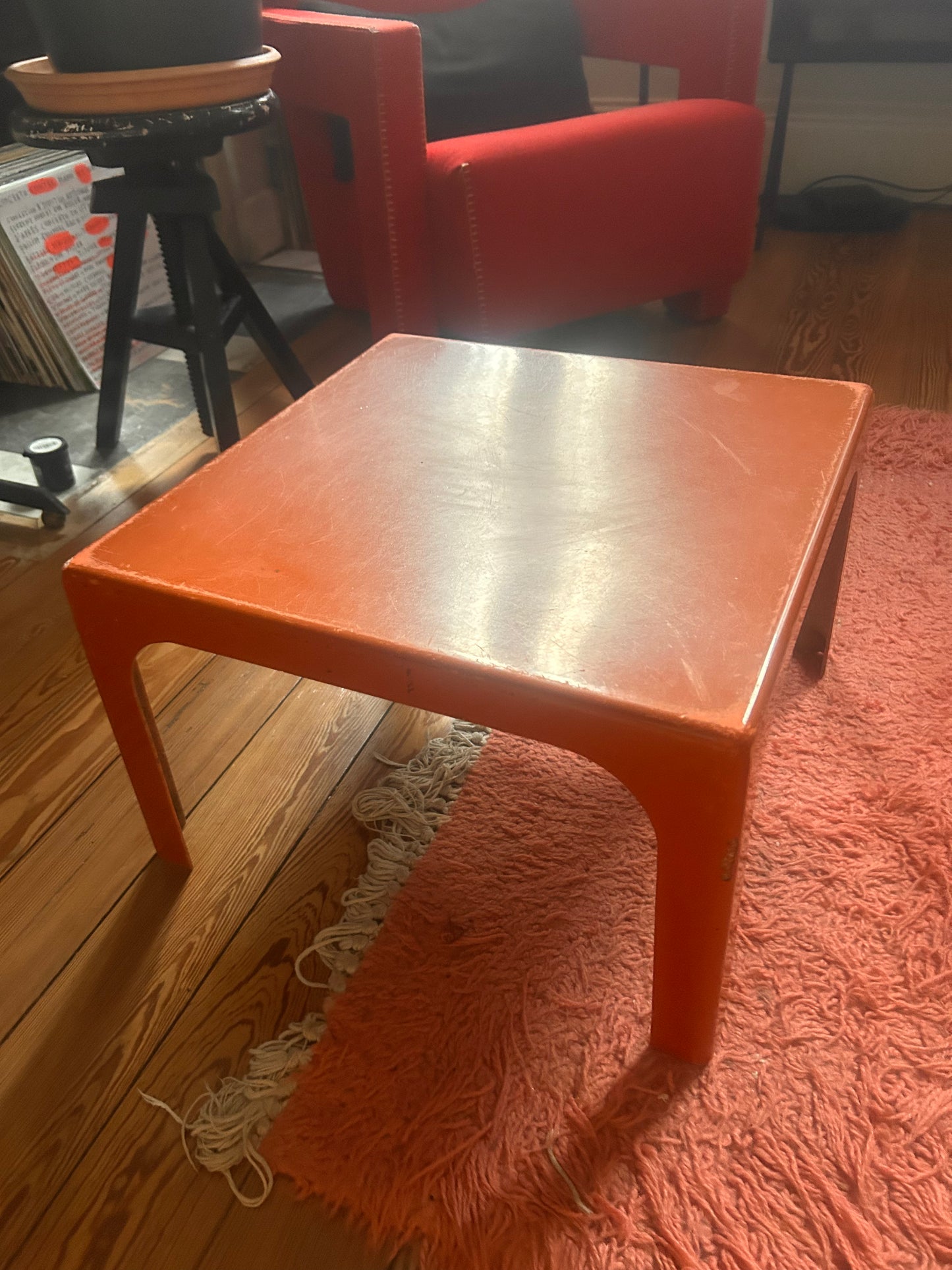 Table d'appoint Prisunic en fibre de verre orange.