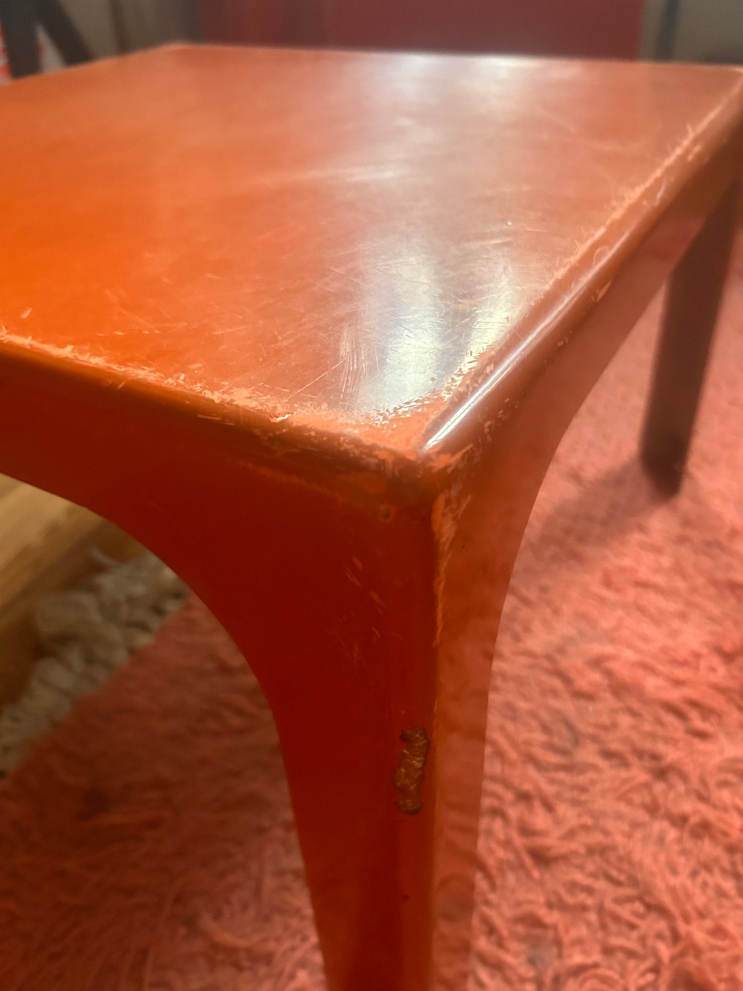 Table d'appoint Prisunic en fibre de verre orange.